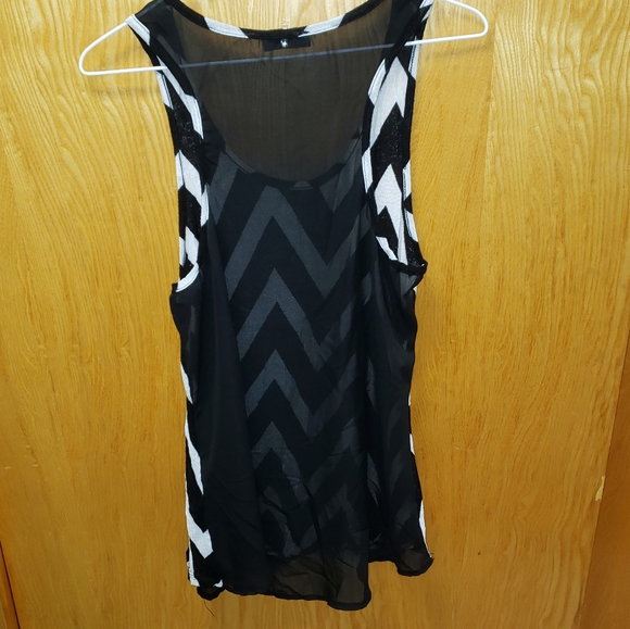 🌵Chevron Tank - Picture 2 of 3
